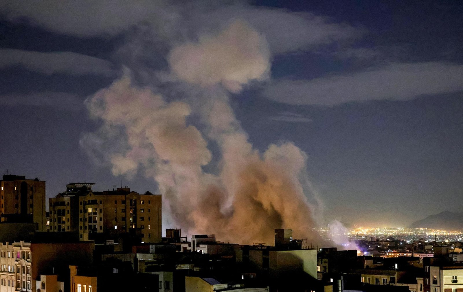 Ações despencam enquanto guerra no Irã impulsiona petróleo, dólar e ouro