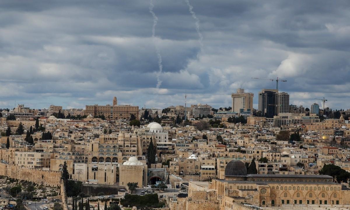 Irã lança primeira onda de retaliações contra Israel e bases americanas no Oriente Médio; Emirados Árabes e Catar dizem ter interceptado mísseis