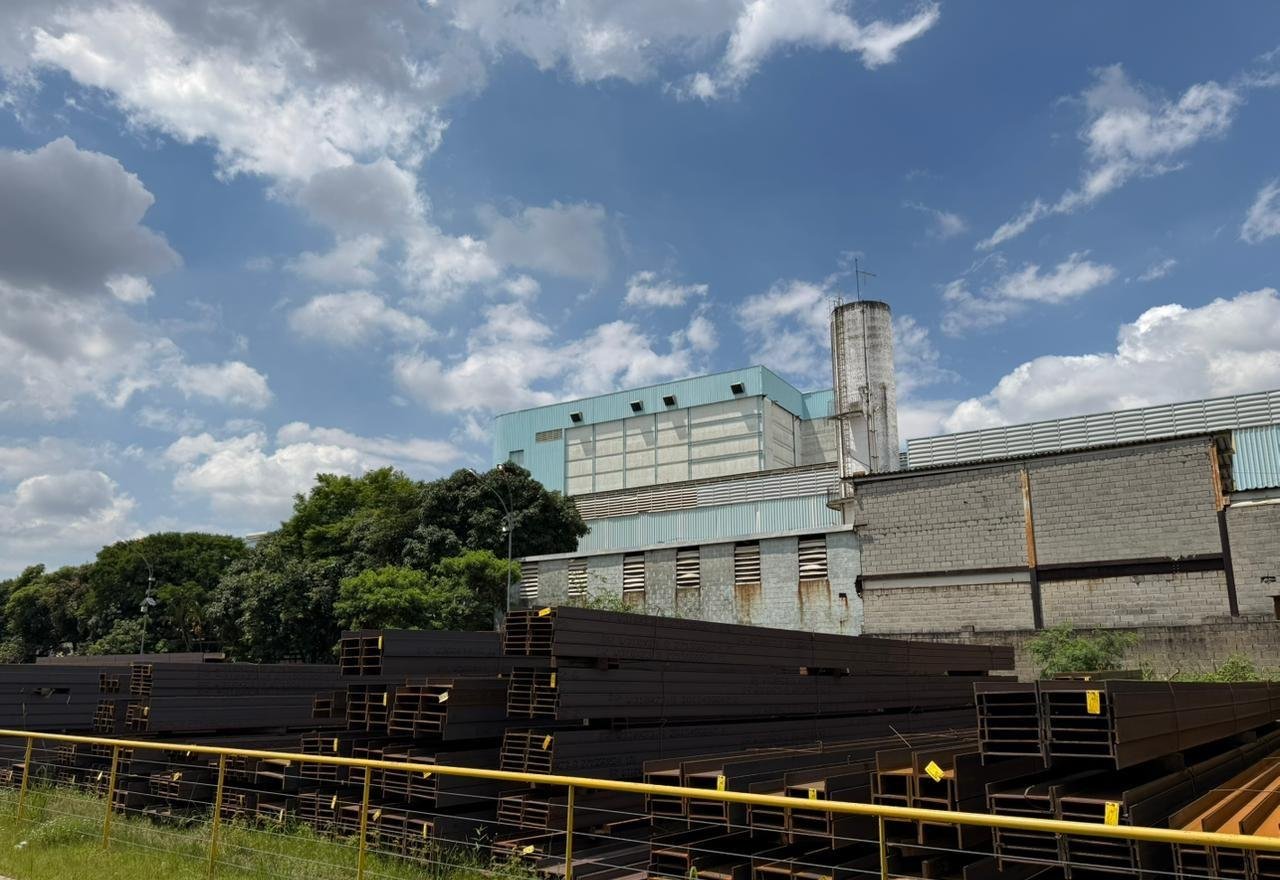 Operador logístico morre após ser atingido por vigas de quatro toneladas em metalúrgica em Minas Gerais