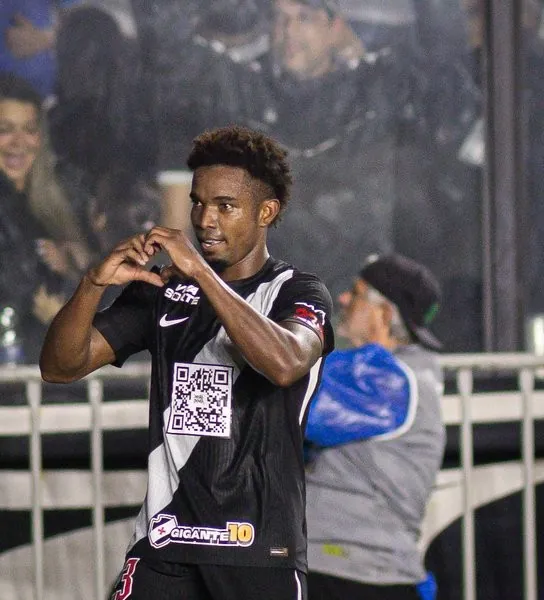 Vasco faz o dever de casa, vence o Athletico e sobe na tabela