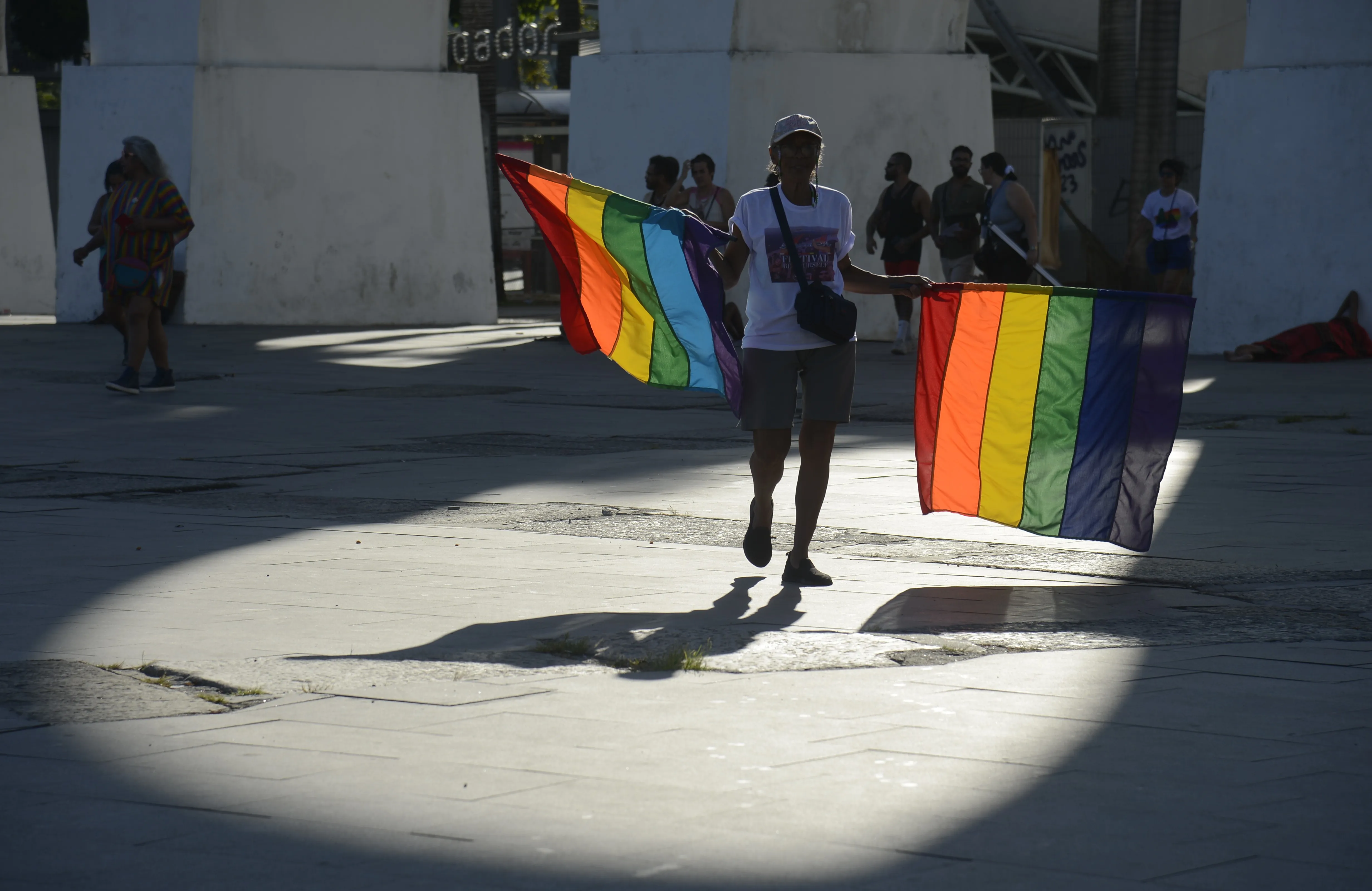 Trabalhadores LGBTQIA+ no Brasil enfrentam mais desemprego e informalidade do que população em geral, diz Banco Mundial