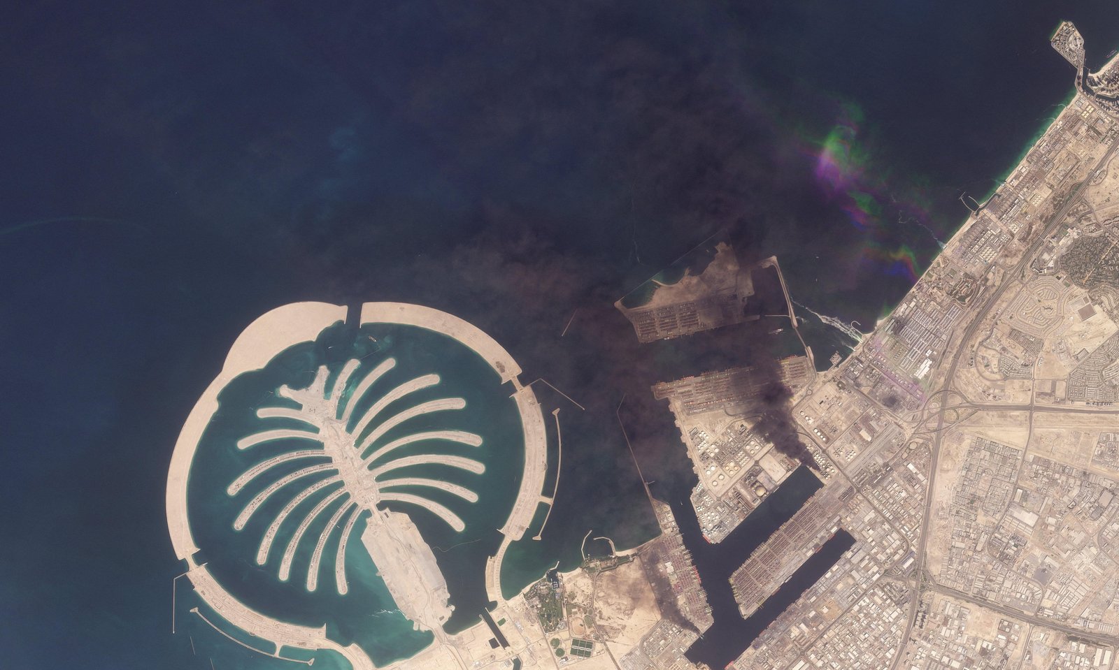 FOTO: fumaça cobre ilha artificial em Dubai após míssil interceptado | G1