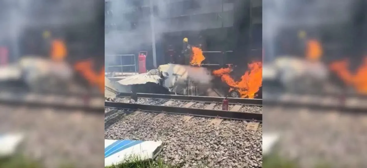 Avião cai em pátio de metrô; morte é registrada