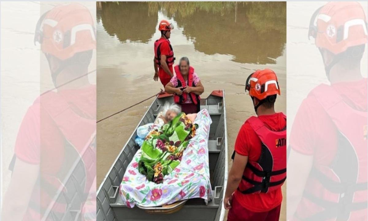MT: mãe acamada e filha são resgatadas de barco após alagamento. Vídeo