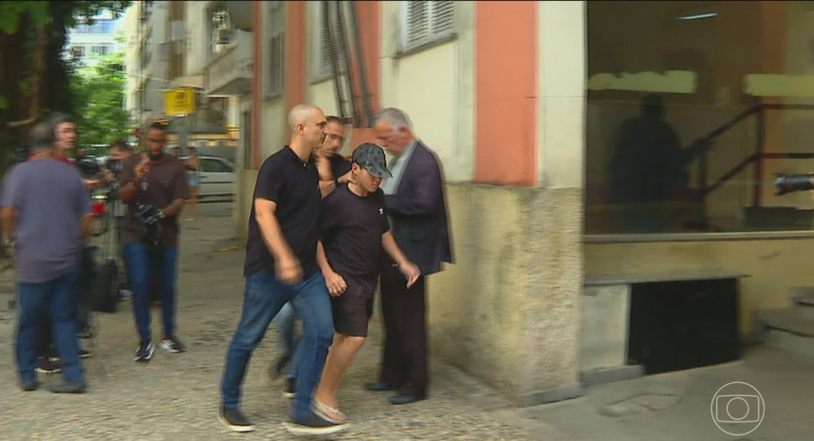 Dois acusados de estuprar adolescente de 17 anos se entregam à polícia; outros 2 réus continuam foragidos | G1