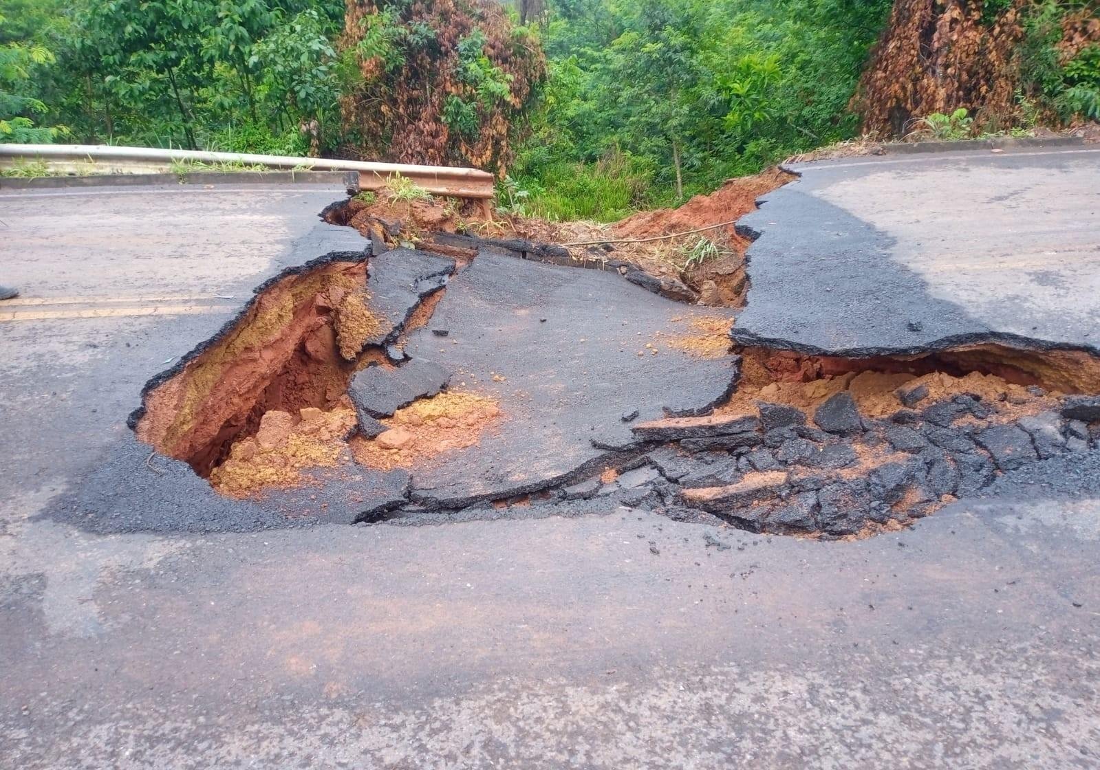 Trânsito na MG-400 é interditado após rompimento de bueiro | G1