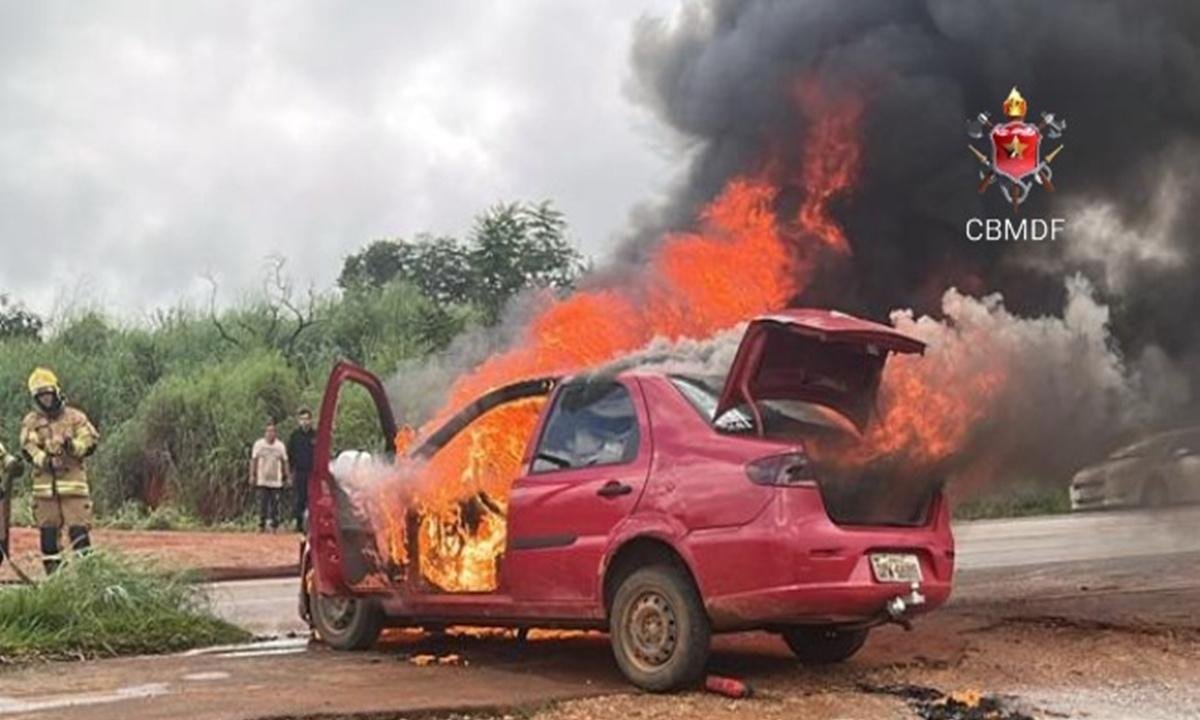 Incêndio destrói carro perto de ponte no DF e mobiliza bombeiros