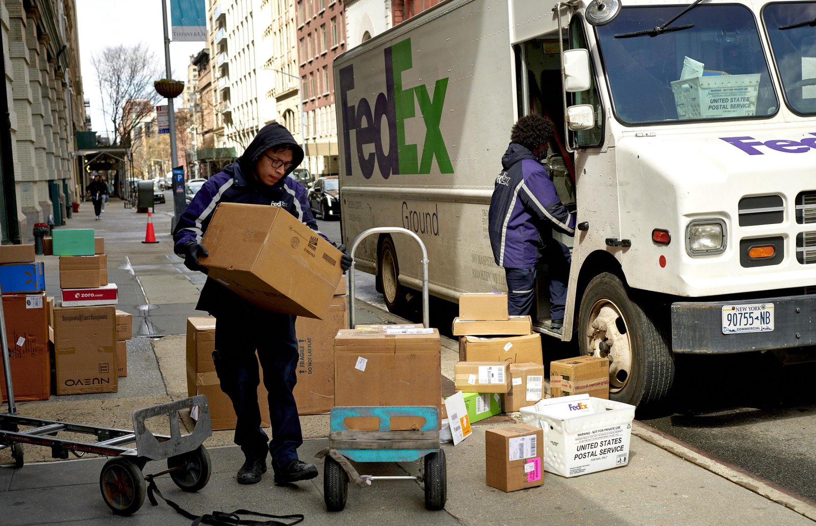 De L'Oreal a FedEx, empresas iniciam batalha jurídica para obter reembolso de tarifas de Trump