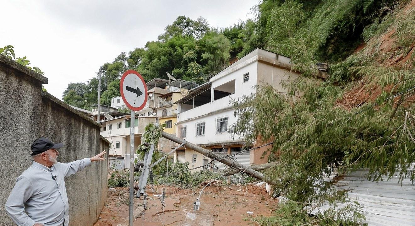 Em MG, Lula critica quem "brinca de fazer política" pelo celular