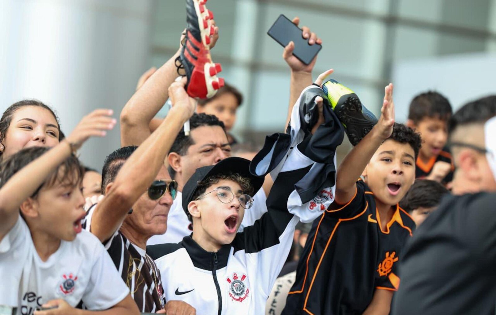 Organizadas do Corinthians "invadem" DF com 114 ônibus para Supercopa