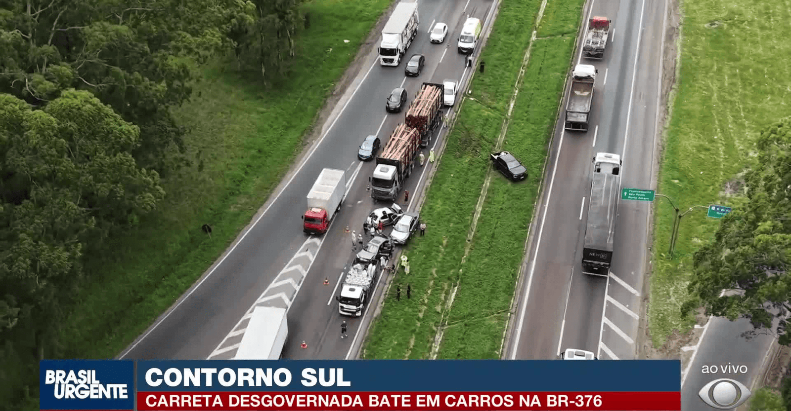 Carreta desgovernada na BR-376 no Contorno Sul bate em seis veículos