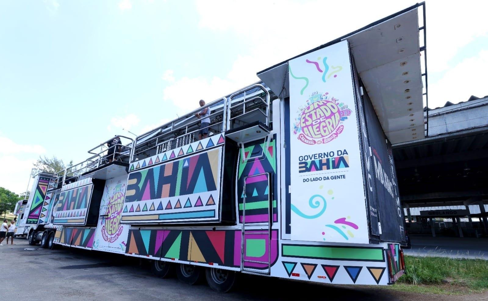 O que ninguém vê no trio elétrico que arrasta milhões no Carnaval