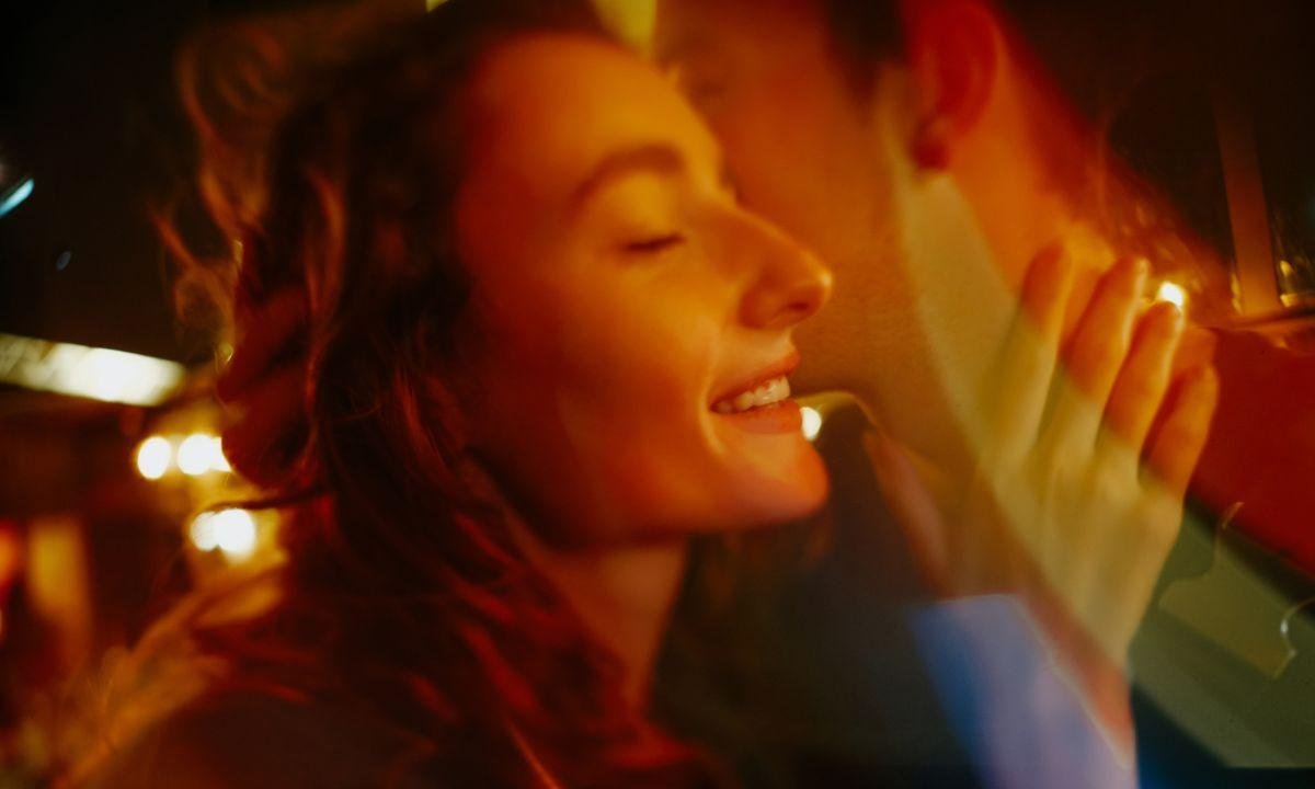 7 novas posições para transformar sua casa em um "laboratório do sexo"