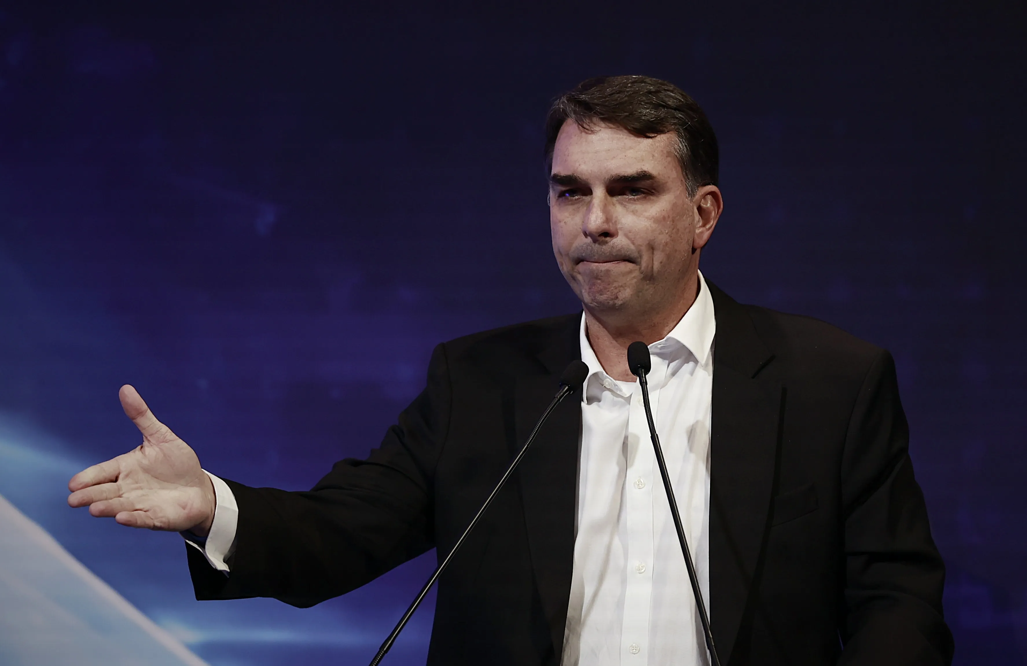 Escritório de Flávio Bolsonaro foi contratado por empresa ligada a consultoria que recebeu repasses do Master, mostram documentos