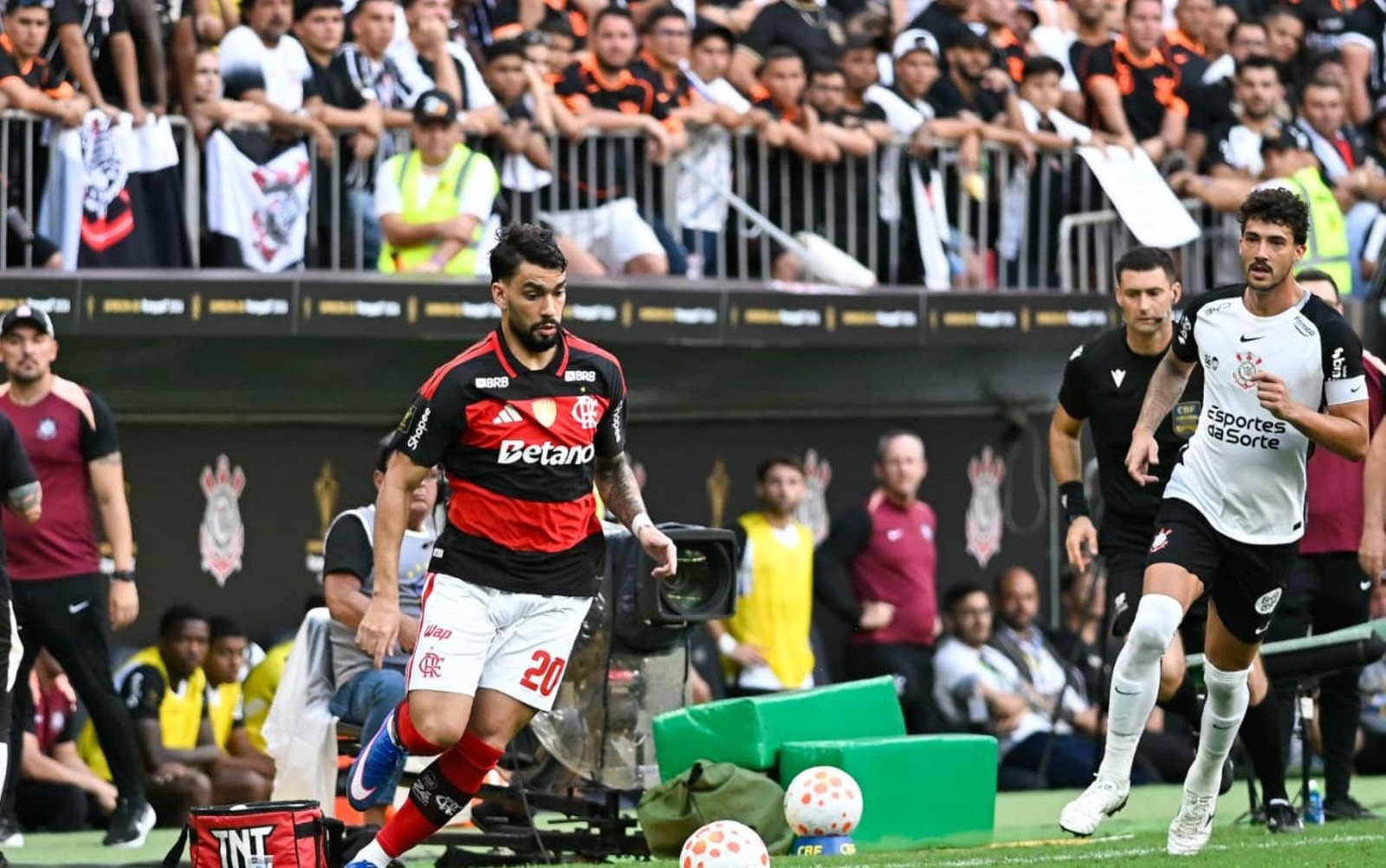 Lucas Paquetá é titular no jogo contra o Internacional pelo Brasileiro