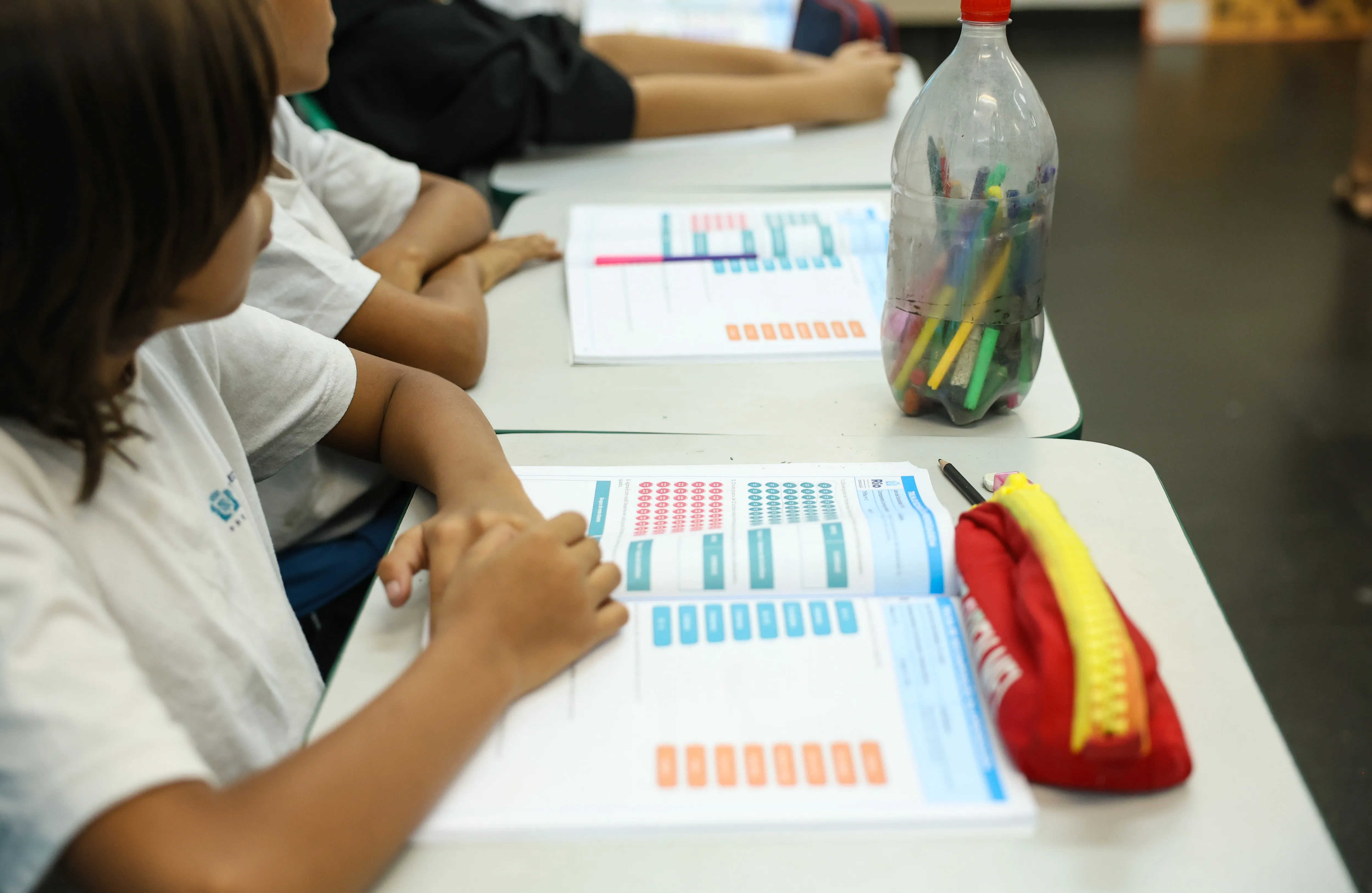 Brasil não avança em 10 anos no Pisa e tem mais da metade dos alunos abaixo do básico; países ricos sofrem queda histórica