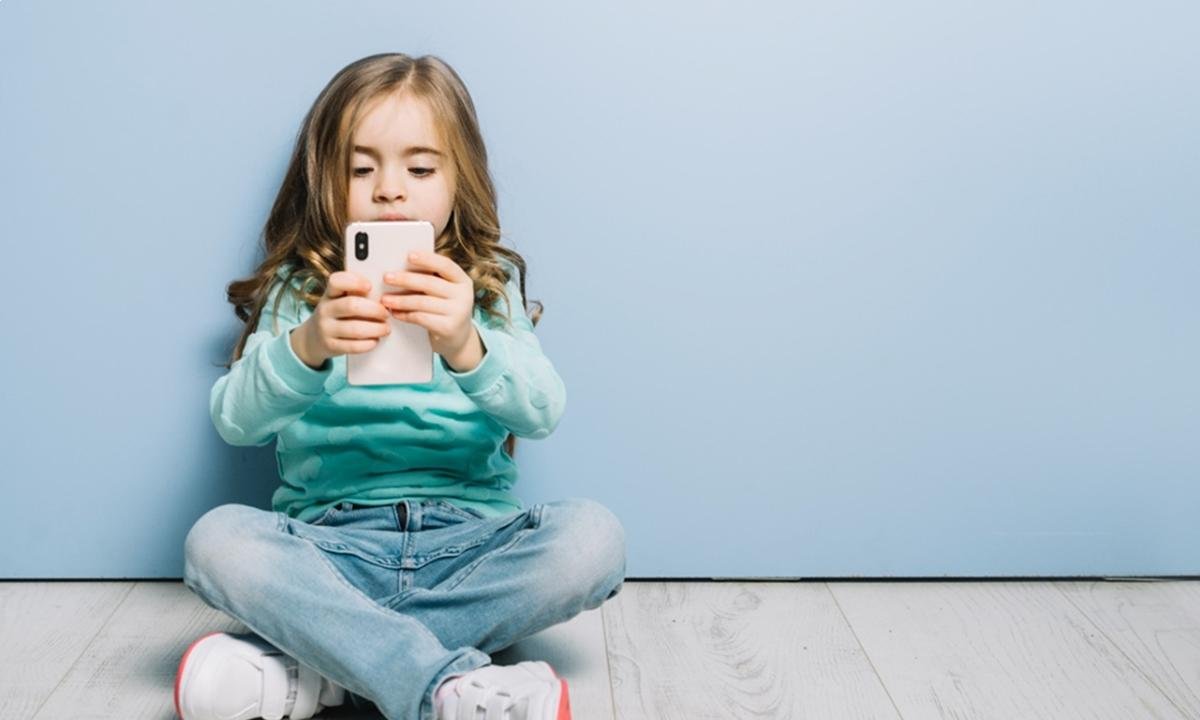 A idade ideal para crianças terem o próprio celular, segundo pediatras