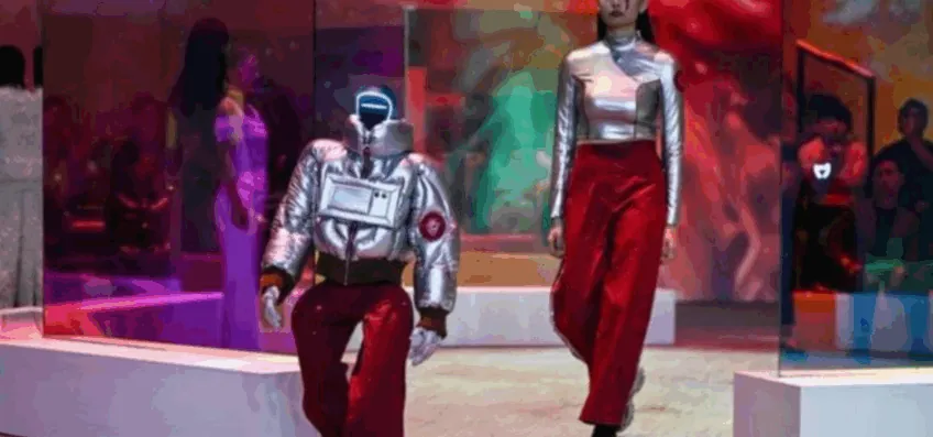 Robôs humanoides desfilam ao lado de modelos na Coreia do Sul