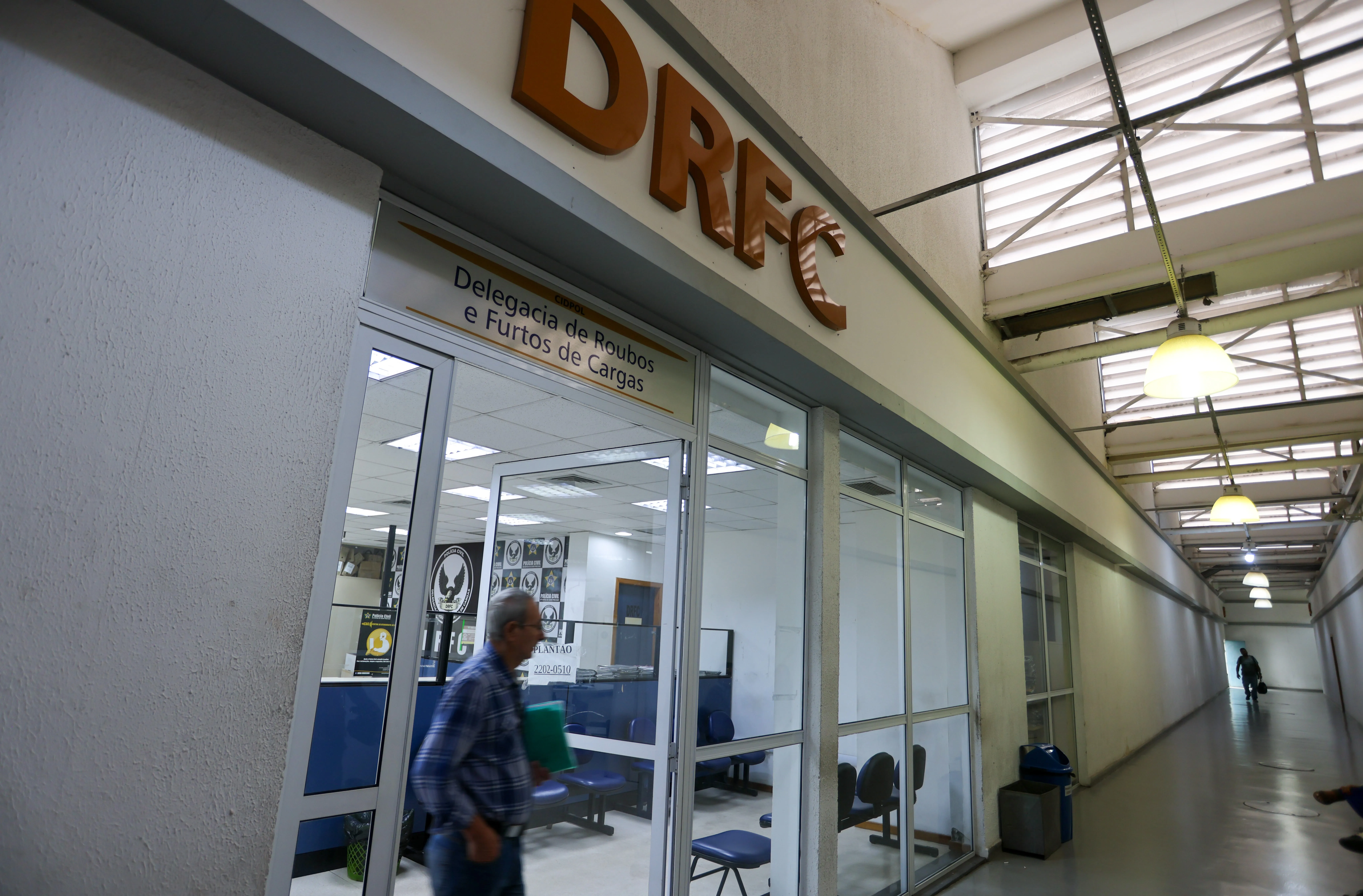 Dois suspeitos são presos em operação contra quadrilha de roubo de cargas de medicamentos ligada ao TCP da Maré