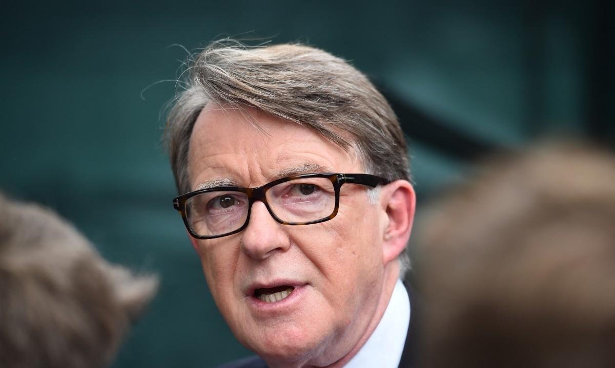 De informações vazadas a foto de cueca: o que revelam novos arquivos do caso Epstein sobre ex-embaixador britânico nos EUA?