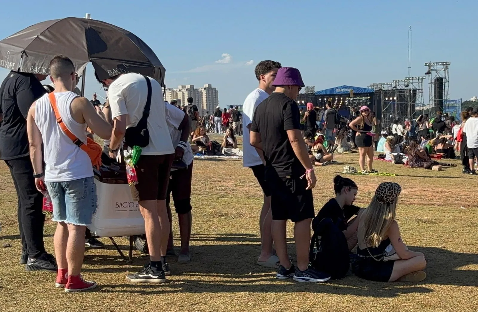 Sem sombra, mas com água fresca: forte calor no Lollapalooza cria mini áreas VIP no gramado