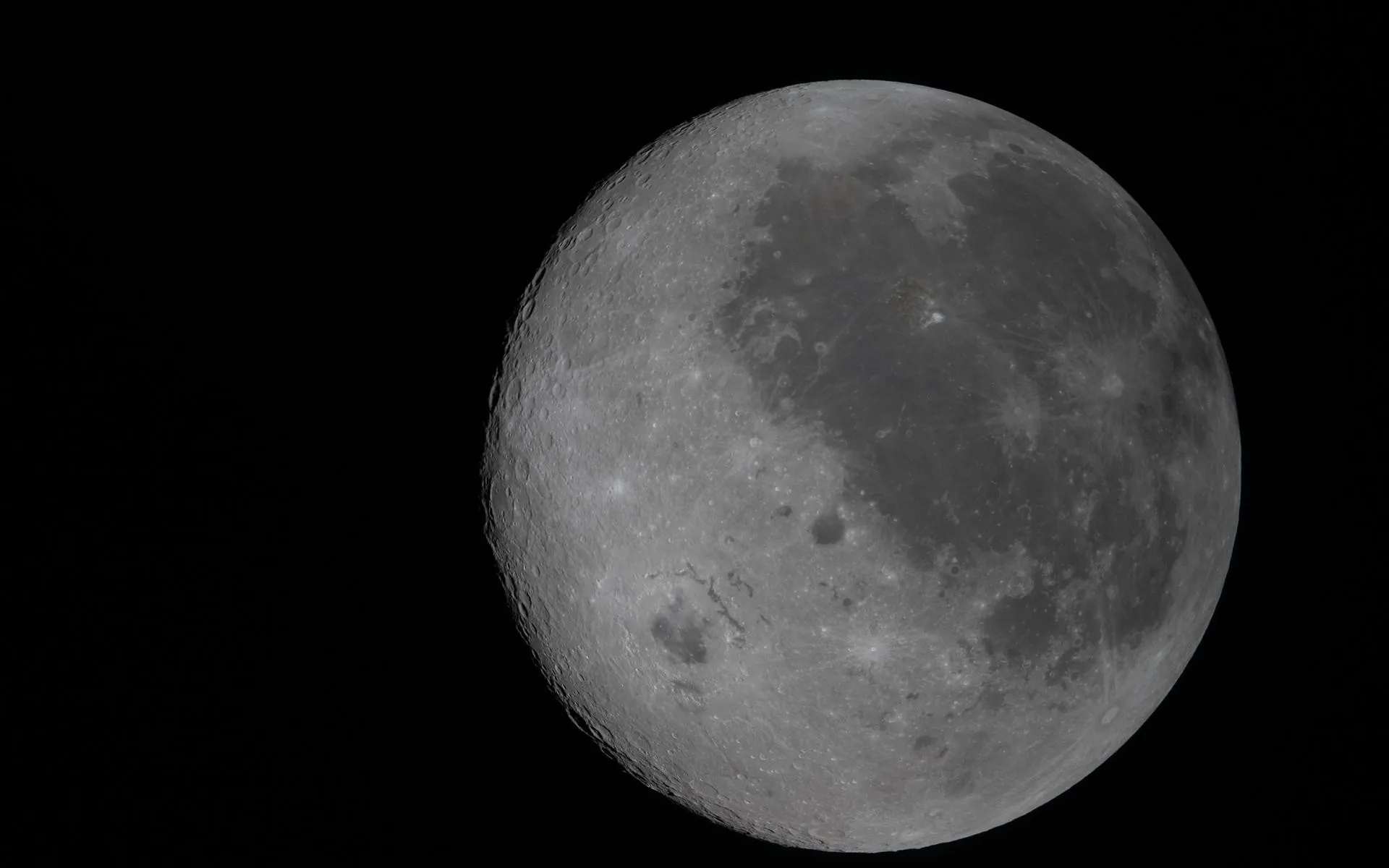 'Não é a mesma Lua que você vê da Terra': Artemis II bate recorde e faz a maior aproximação lunar em cinco décadas