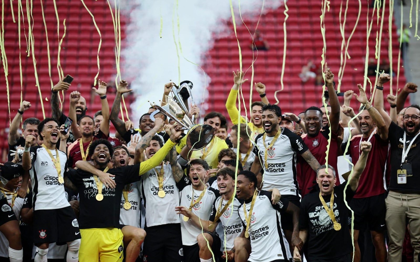 Corinthians 'ignora' crise política e fatura 3 títulos em menos de 2 anos