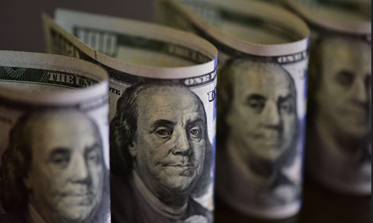 Dólar tem leve alta, puxado pelo exterior. Bolsa sobe no Brasil