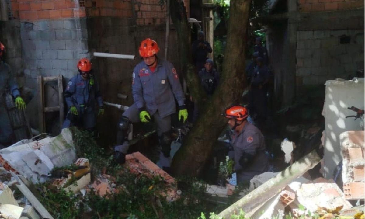 Casa desaba na zona sul de SP e bombeiros fazem buscas por vítimas