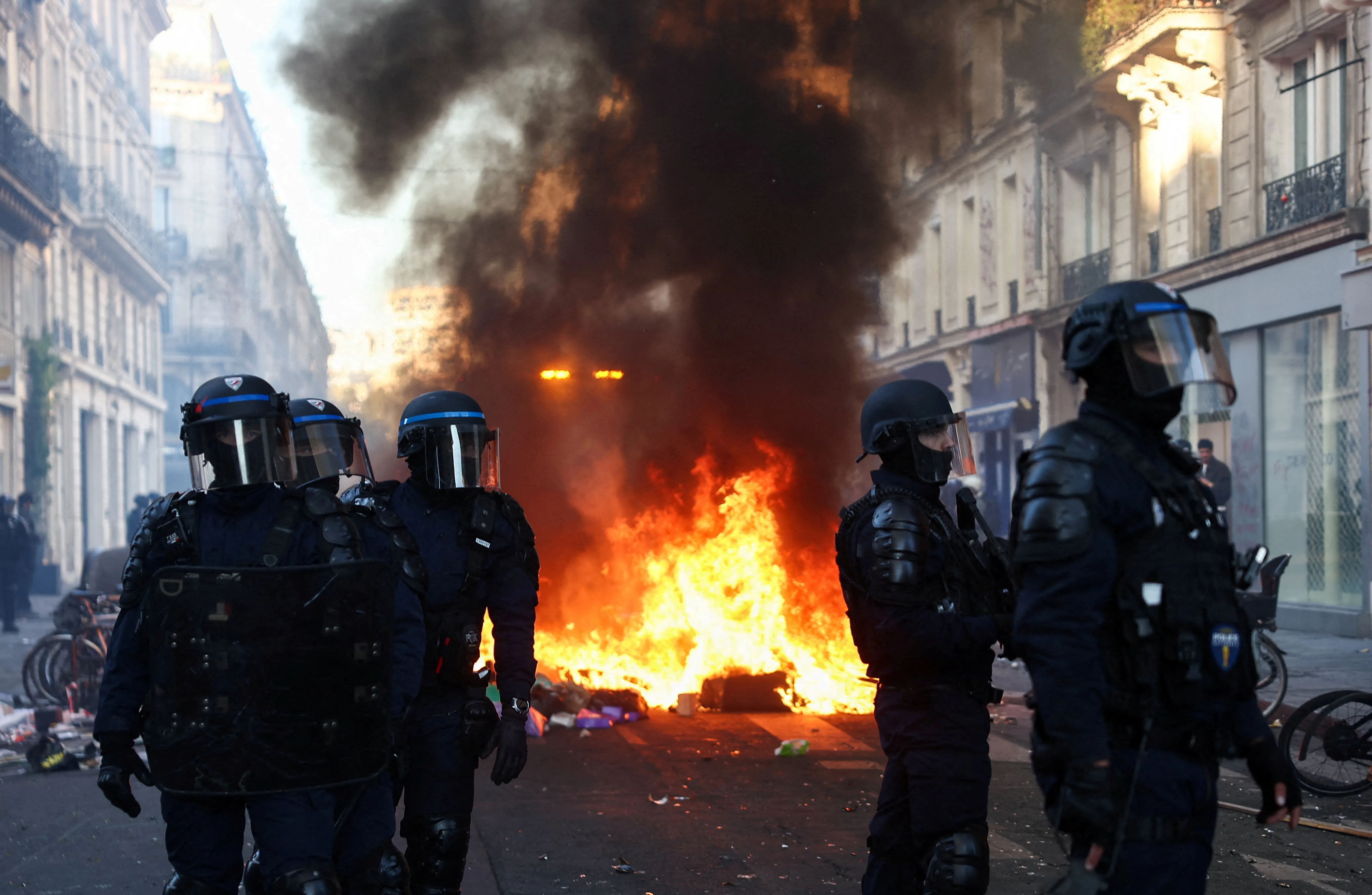 França registra novos confrontos em Paris após dia de protestos