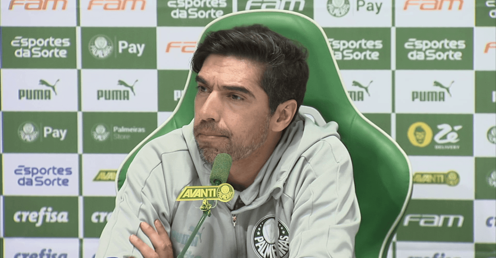 Abel critica demissões, mas é rebatido por "soberba" e "fazer média"