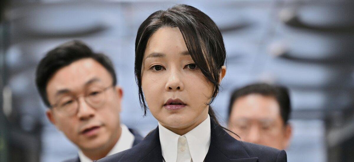 Ex-primeira-dama da Coreia do Sul é condenada a 20 meses de prisão por corrupção