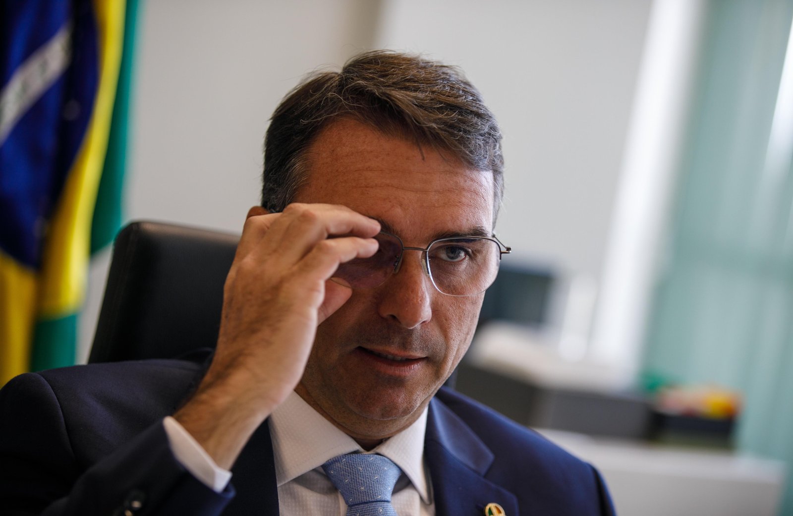 Em busca de diminuir rejeição, Flávio incorpora combate ao feminicídio como bandeira eleitoral