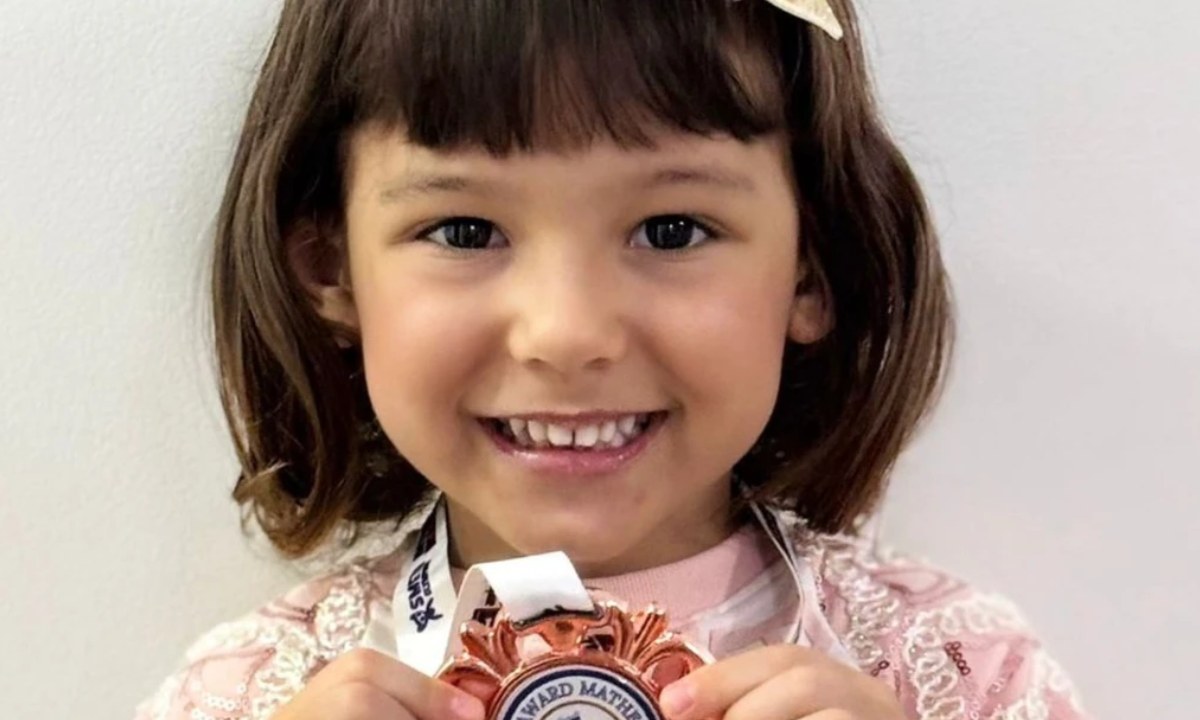 Menina de 4 anos ganha medalha em competição internacional de matemática