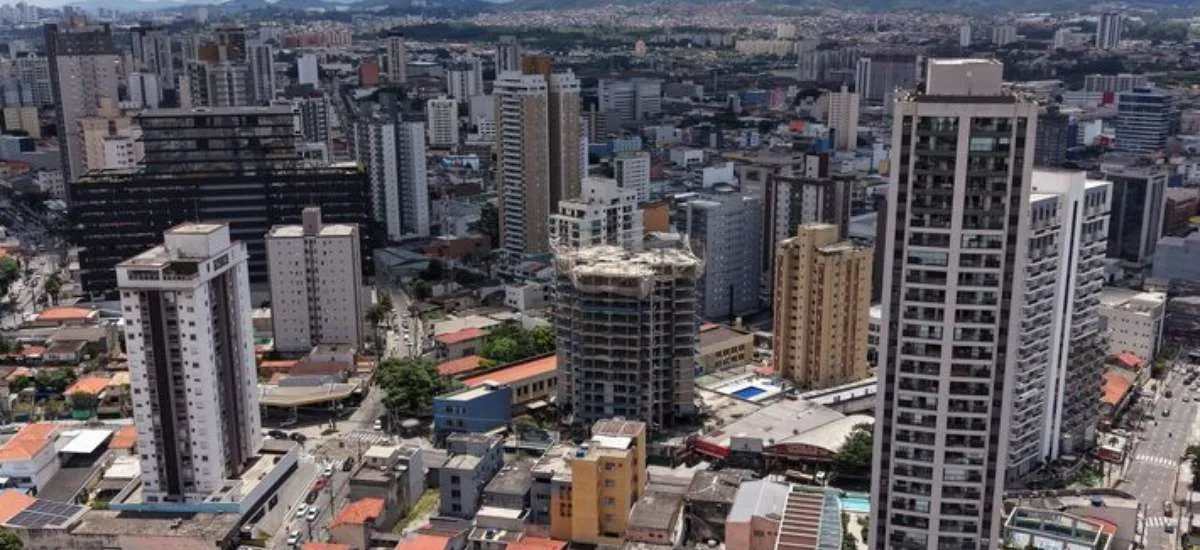 Cratera se abre durante obra da Sabesp em Osasco e deixa nove desabrigados