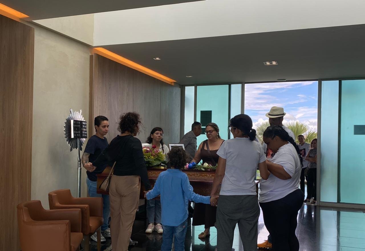 Daiane Alves era uma Valente, diz irmão no velório da corretora | G1