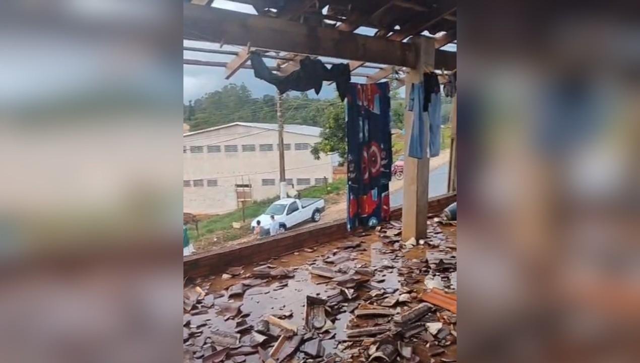 Prefeitura deve refazer telhado de casas atingidas pela chuva em SP | G1