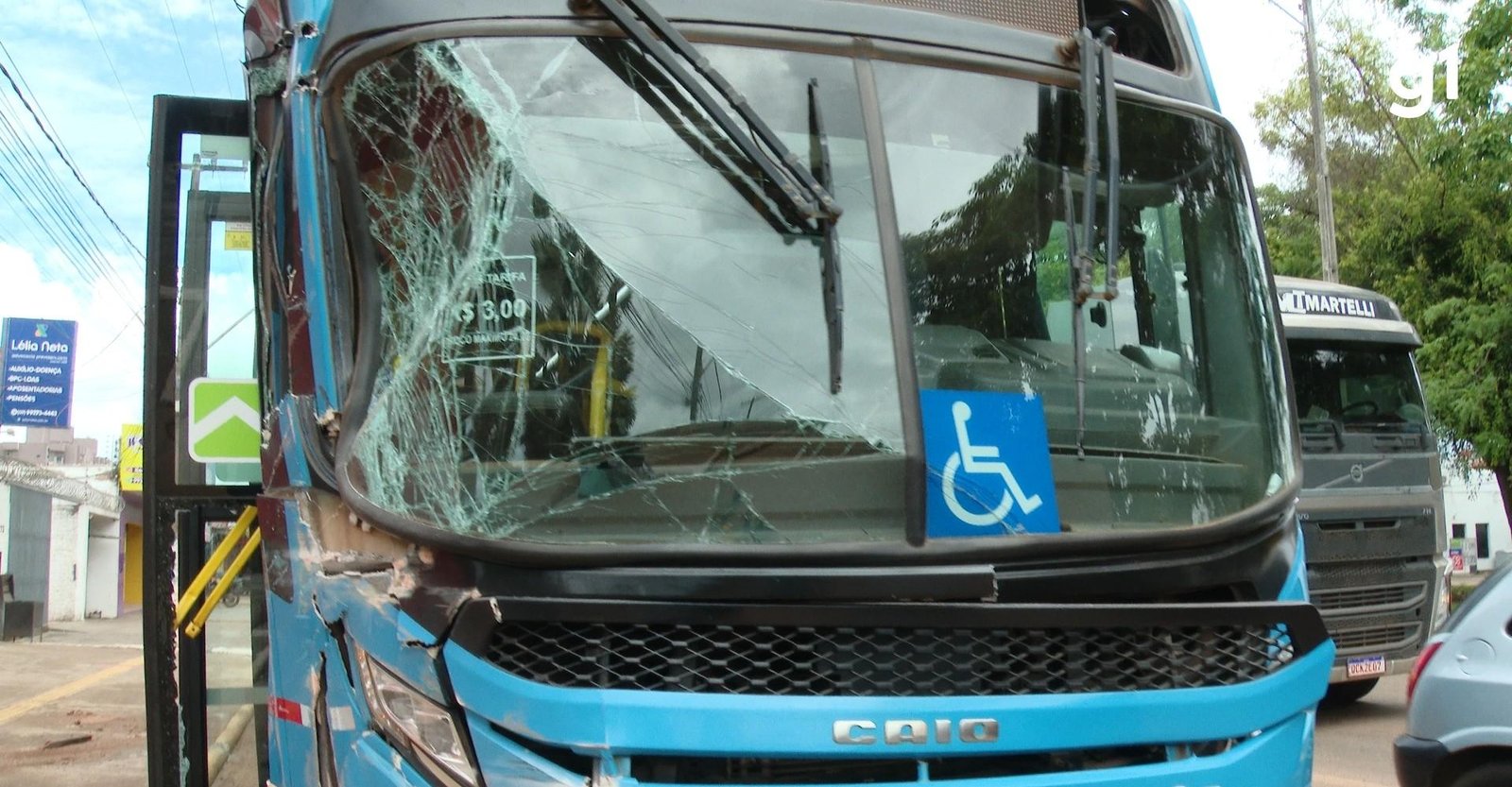Passageiros ficam feridos após carreta bater na traseira de ônibus | G1