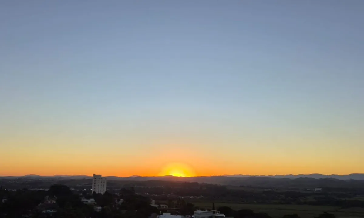 Veranico mantém calor e ar seco no Centro-Sul; temporais deixam RS sob alerta de chuva volumosa