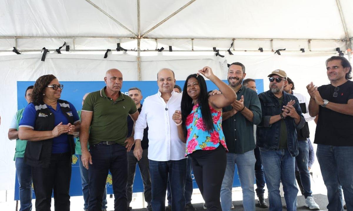 Ibaneis entrega chaves de novo condomínio no Riacho Fundo II