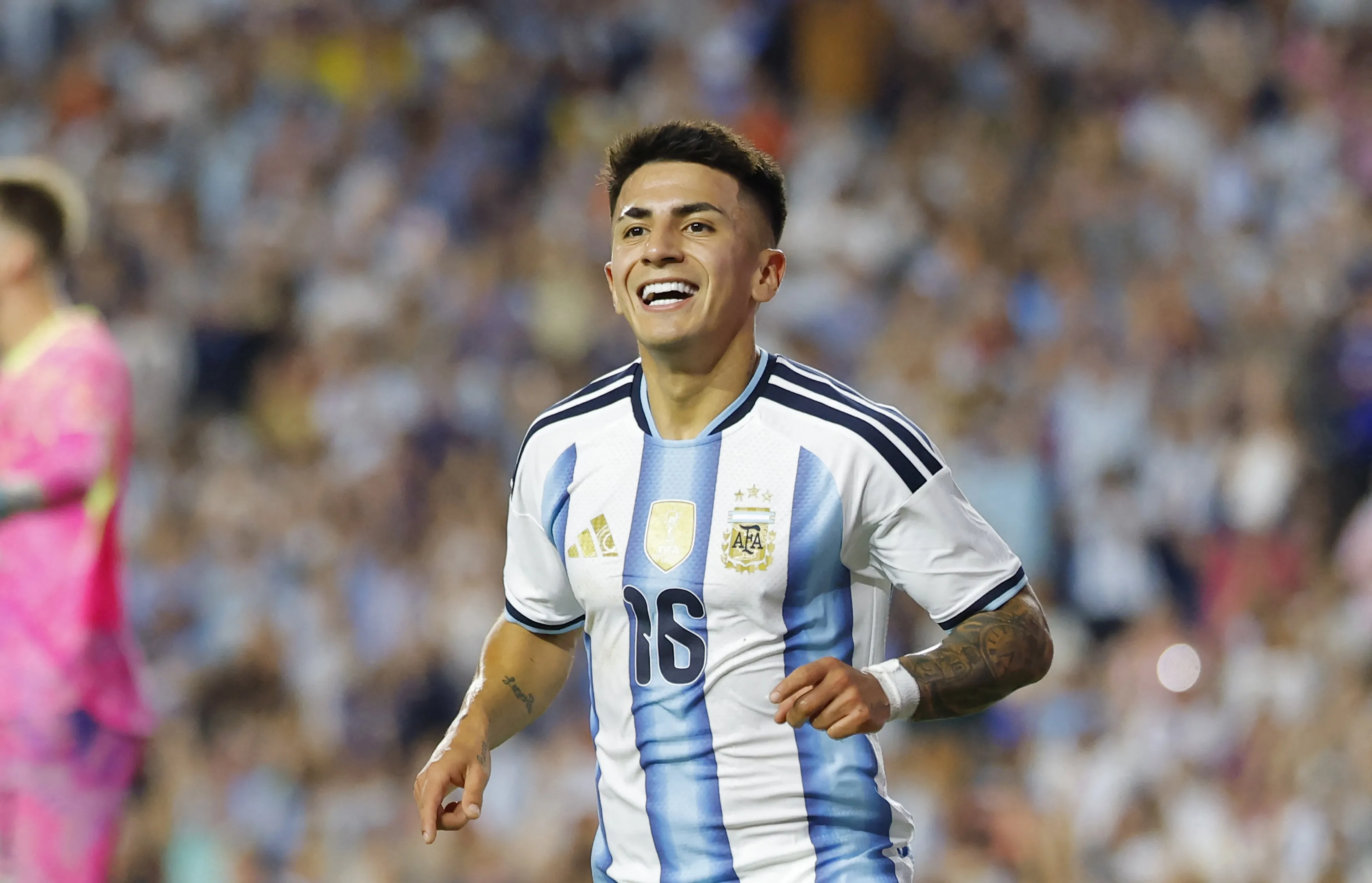 Thiago Almada manda recado à torcida do Botafogo após jogo da Argentina: 'Quem sabe eu possa voltar ao clube'