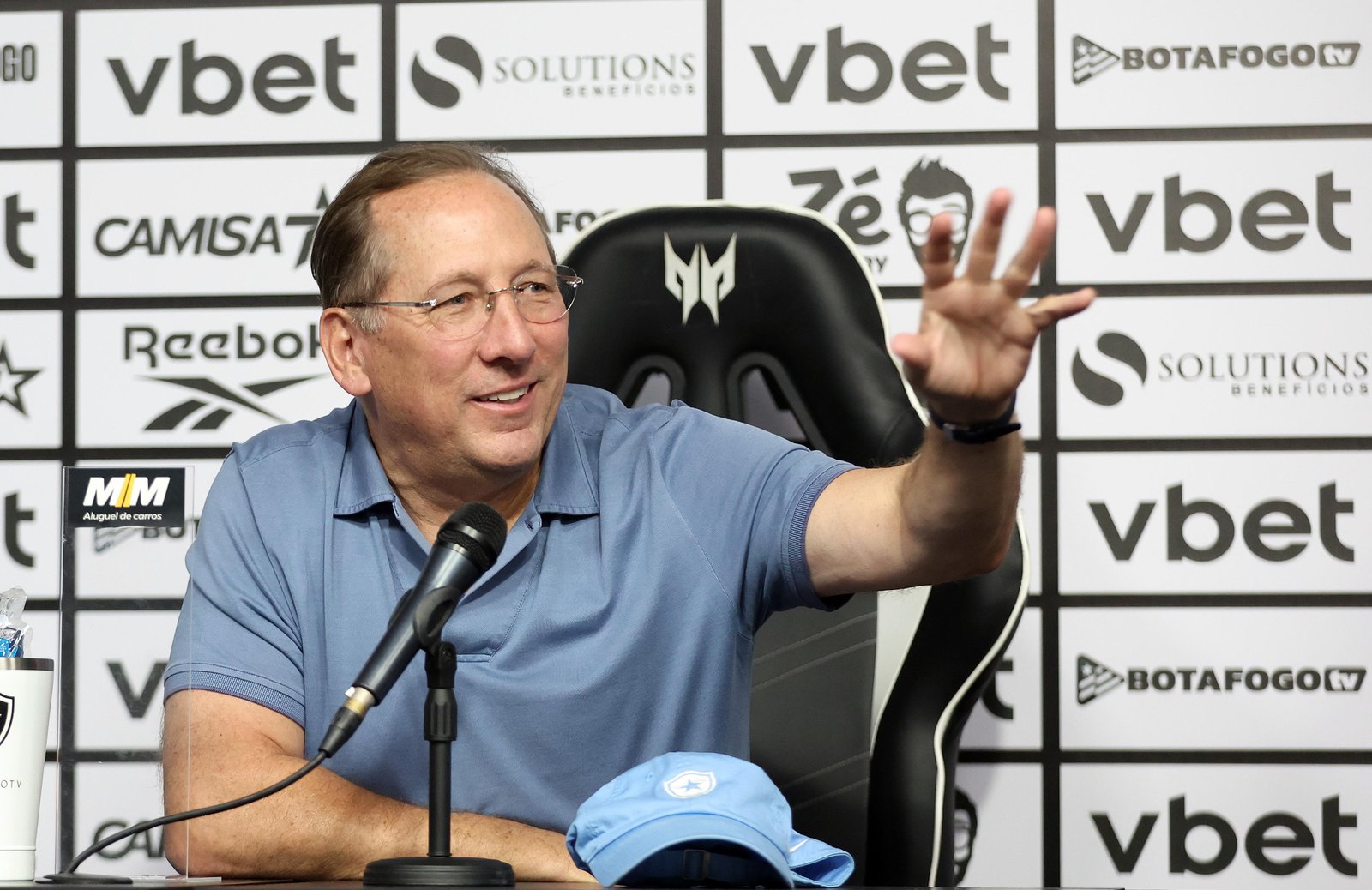 John Textor valoriza qualidade do elenco do Botafogo, mas admite carências nos três setores