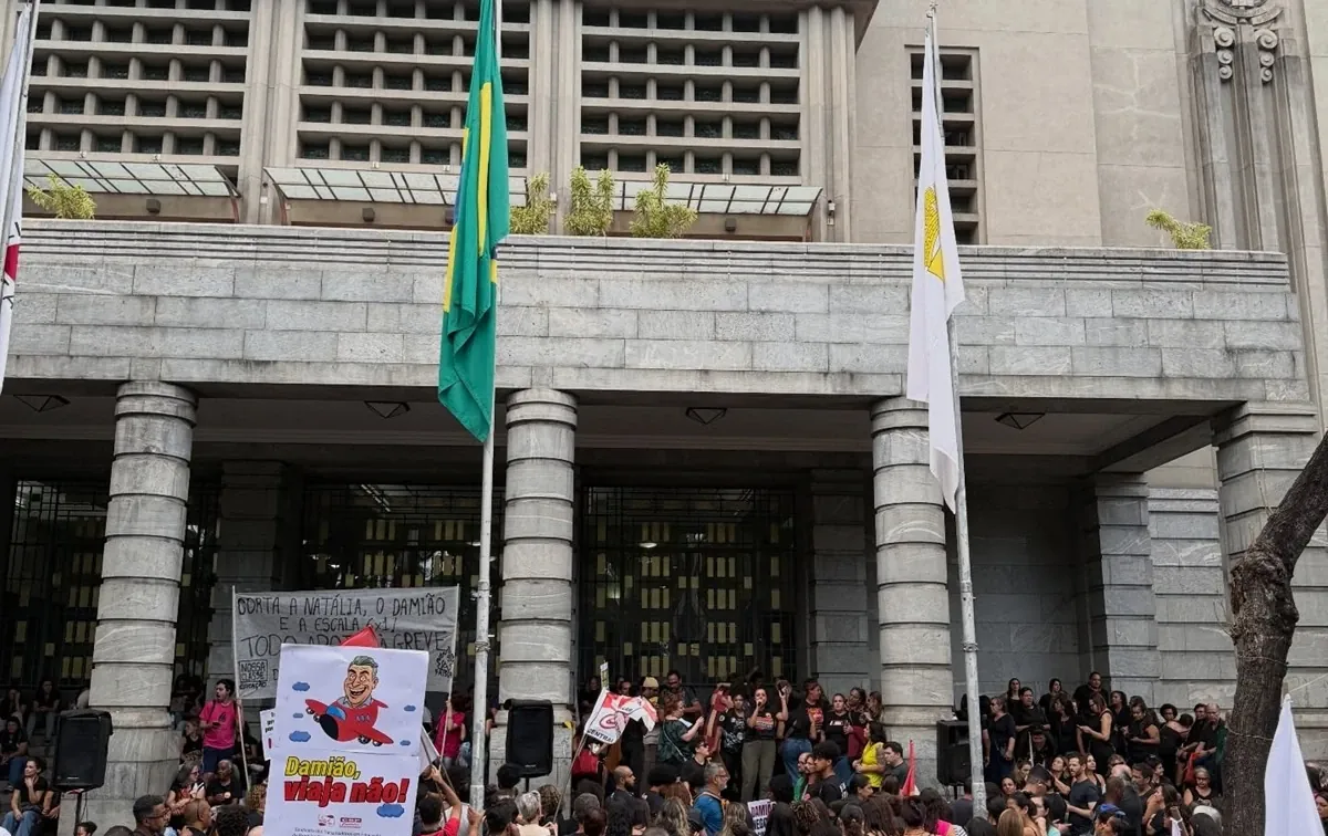 Greve de professores municipais tem diálogo rompido e acusações em BH