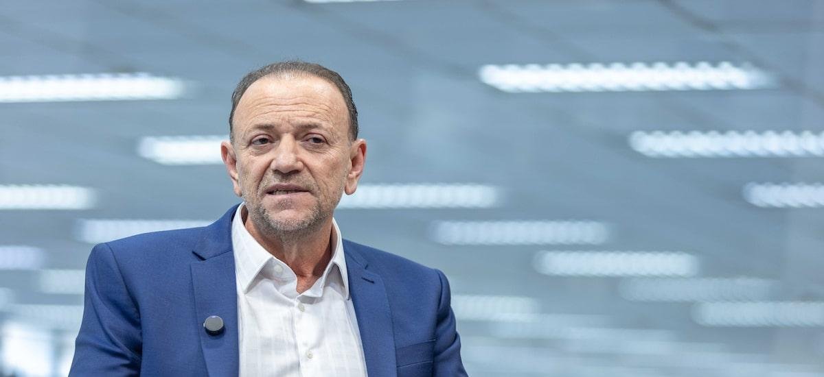 Presidente do PT diz que Flávio Bolsonaro ‘não nasceu da casca do ovo’ e cobra reação do partido