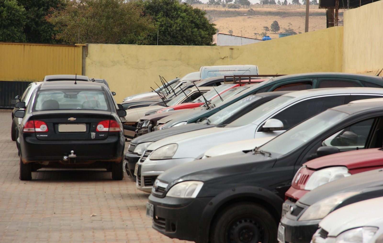 DER-DF faz leilão de veículos apreendidos em operações | G1