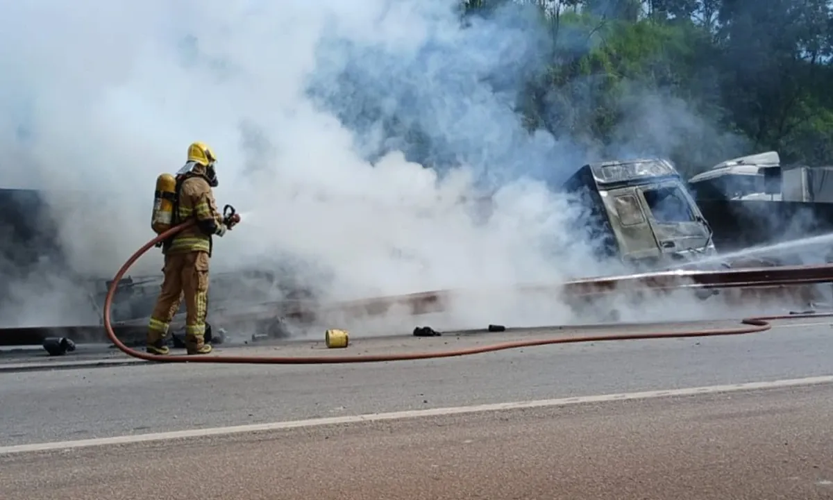 Colisão entre caminhões com líquidos inflamáveis fecha rodovia em MG