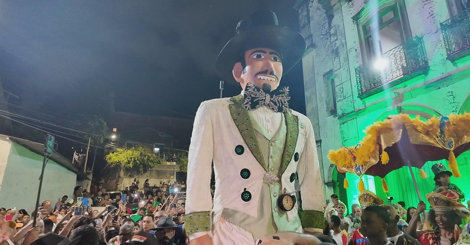 Homem da Meia-Noite recebe roupa do desfile de 2026 em Olinda | G1