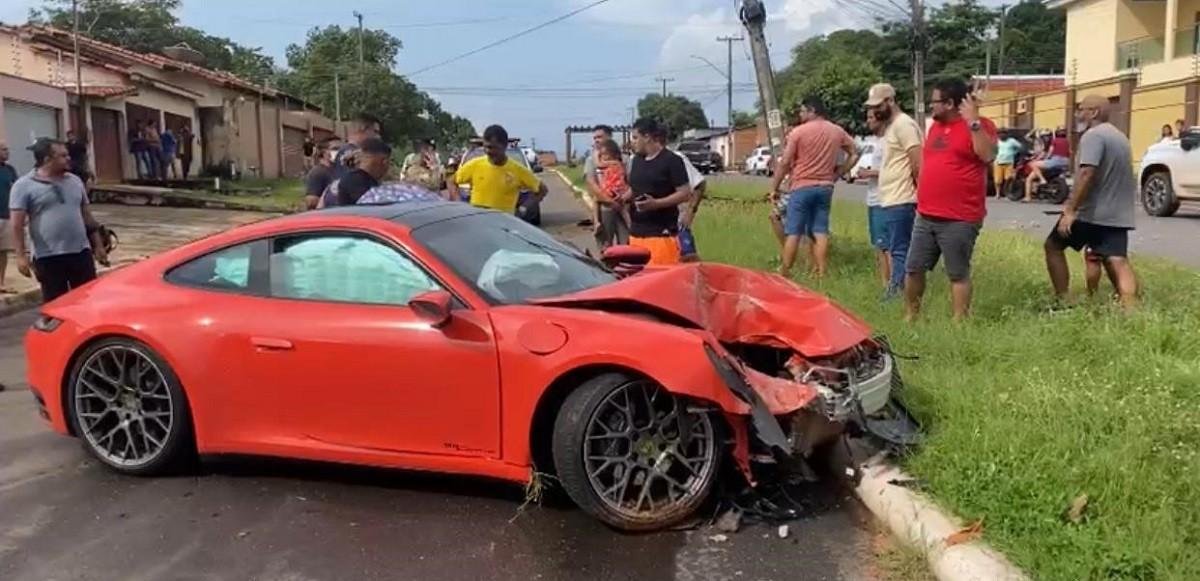 Porsche de mais de R$ 700 mil fica destruído após batida em poste | G1