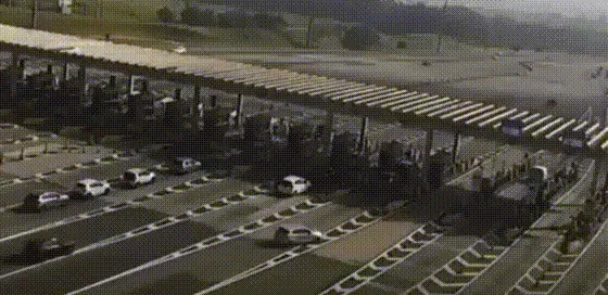 Carro atinge cabine e derruba teto de pedágio em rodovia no interior de SP; veja vídeo