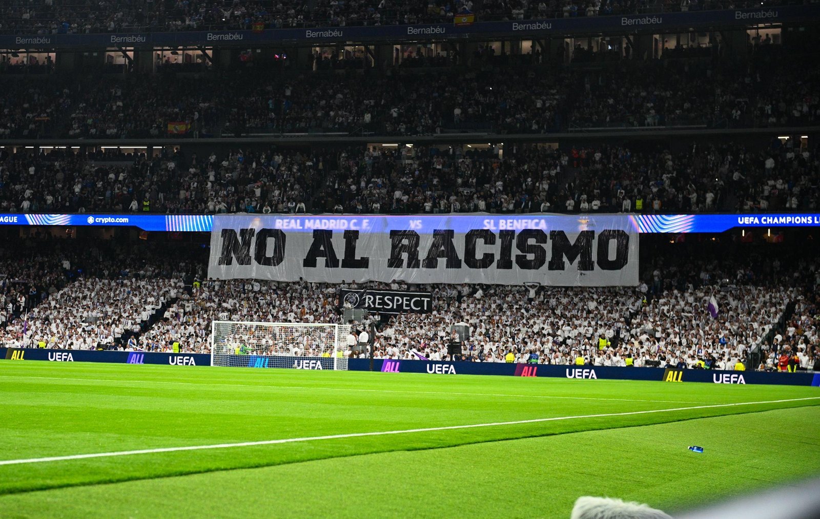 Caso Vini Jr.: torcedores do Real Madrid exibem faixa contra o racismo